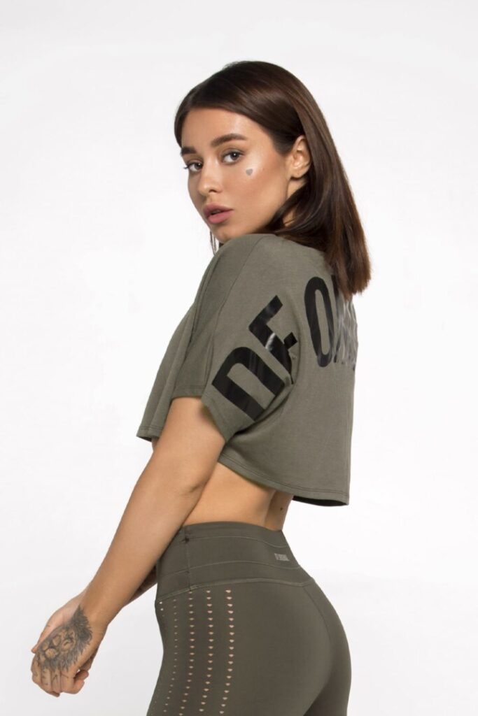 Футболка_oversize_crop_olive_2 Жіноча футболка для будь-яких активностей