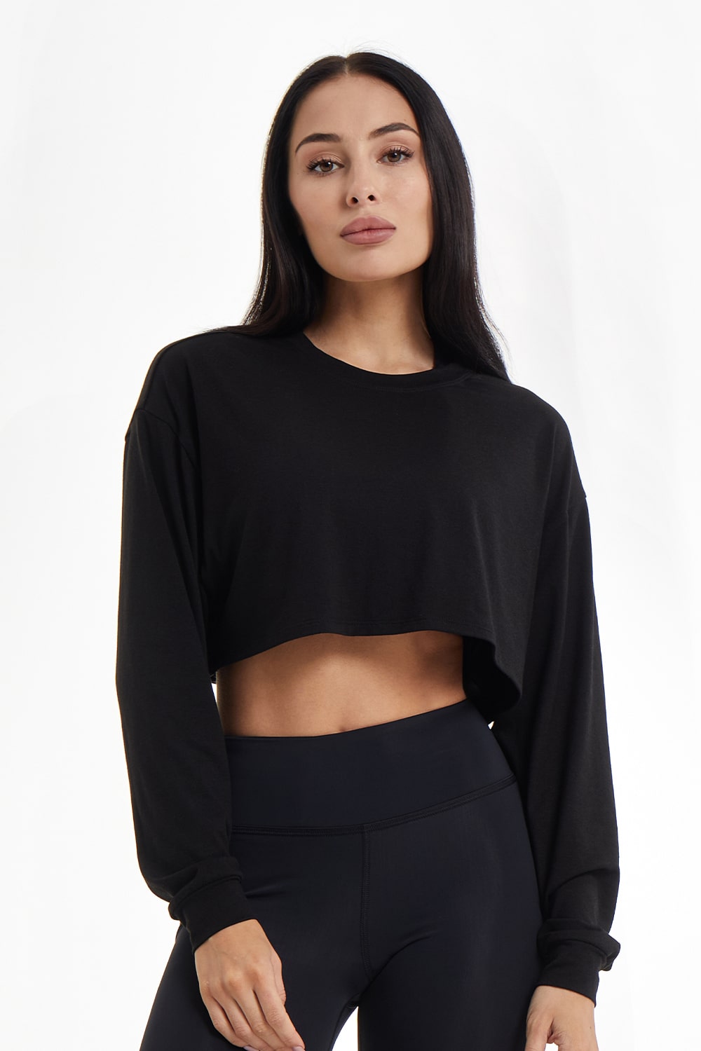 basic-longsleeve-crop-t-shirt-1-min_1 Базовая черная Футболка Логслив Crop Basic